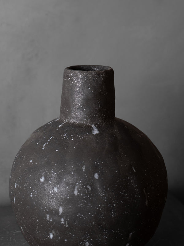 GISELLE HICKS MOTTLED BLACK BOTTLE