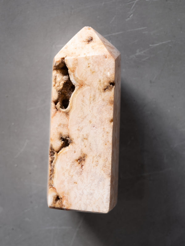 Tan Druzy Obelisk